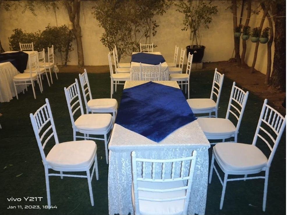 Outdoor garden seating with navy blue table runners