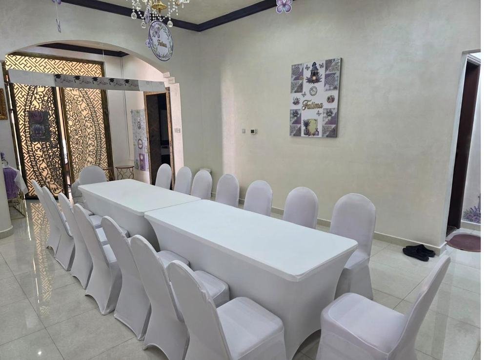 White chair covers dining setup
